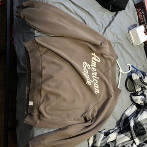 This is a beautiful brown crewneck! It’s so cozy!